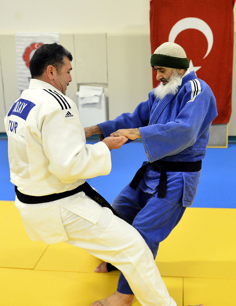 Judo Milli Takımı'ndan bazı nedenlerle ayrılmak zorunda kalan ve 30 yıl aradan sonra 6 yıl önce başladığı bu sporda uluslararası dereceler elde eden 62 yaşındaki Ahmet Özdemir, Avrupa ve dünya şampiyonalarında altın madalya hedefliyor.