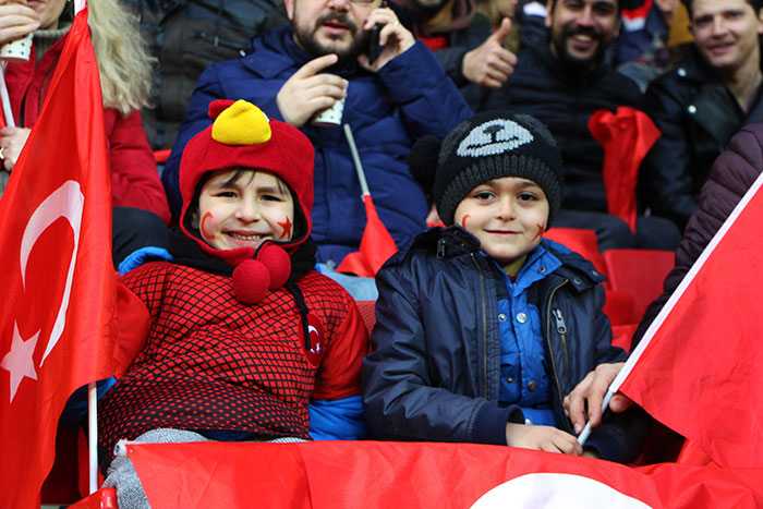 Eskişehir'de ilk kez bir milli maç oynayan A Milli Futbol Takım'ın Moldova ile karşılaştığı mücadelede taraftarlar Eskişehir Yeni Stadyumunu tıklım tıklım doldurdu. 