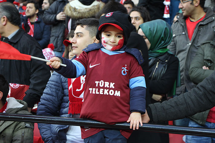 Eskişehir'de ilk kez bir milli maç oynayan A Milli Futbol Takım'ın Moldova ile karşılaştığı mücadelede taraftarlar Eskişehir Yeni Stadyumunu tıklım tıklım doldurdu. 