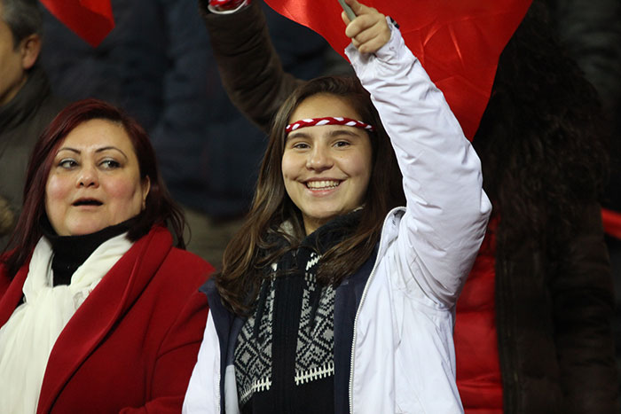 Eskişehir'de ilk kez bir milli maç oynayan A Milli Futbol Takım'ın Moldova ile karşılaştığı mücadelede taraftarlar Eskişehir Yeni Stadyumunu tıklım tıklım doldurdu. 