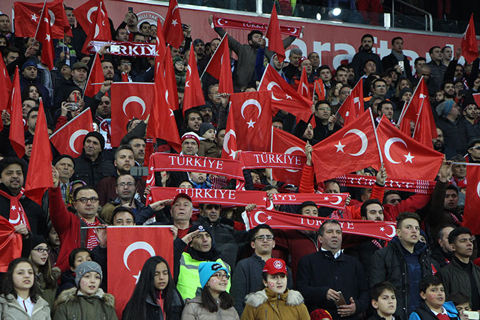 Eskişehir'de ilk kez bir milli maç oynayan A Milli Futbol Takım'ın Moldova ile karşılaştığı mücadelede taraftarlar Eskişehir Yeni Stadyumunu tıklım tıklım doldurdu. 