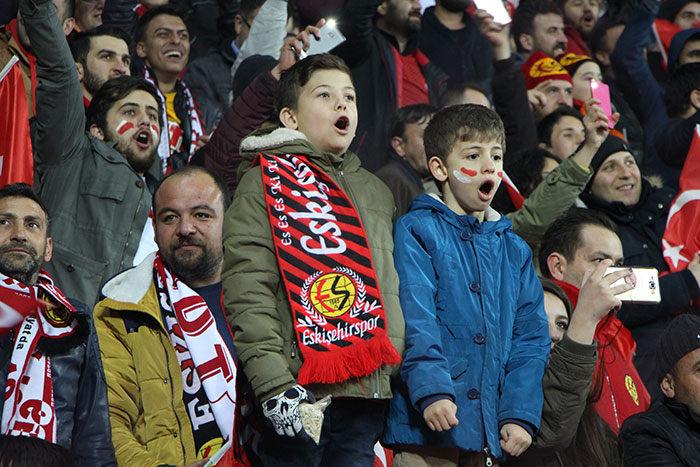 Eskişehir'de ilk kez bir milli maç oynayan A Milli Futbol Takım'ın Moldova ile karşılaştığı mücadelede taraftarlar Eskişehir Yeni Stadyumunu tıklım tıklım doldurdu. 