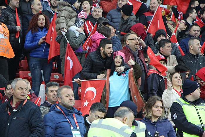 Eskişehir'de ilk kez bir milli maç oynayan A Milli Futbol Takım'ın Moldova ile karşılaştığı mücadelede taraftarlar Eskişehir Yeni Stadyumunu tıklım tıklım doldurdu. 