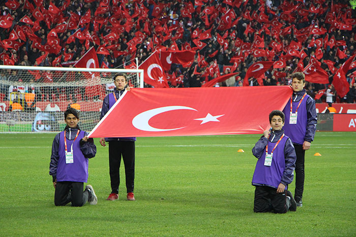 Eskişehir'de ilk kez bir milli maç oynayan A Milli Futbol Takım'ın Moldova ile karşılaştığı mücadelede taraftarlar Eskişehir Yeni Stadyumunu tıklım tıklım doldurdu. 