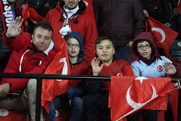 Eskişehir'de ilk kez bir milli maç oynayan A Milli Futbol Takım'ın Moldova ile karşılaştığı mücadelede taraftarlar Eskişehir Yeni Stadyumunu tıklım tıklım doldurdu. 