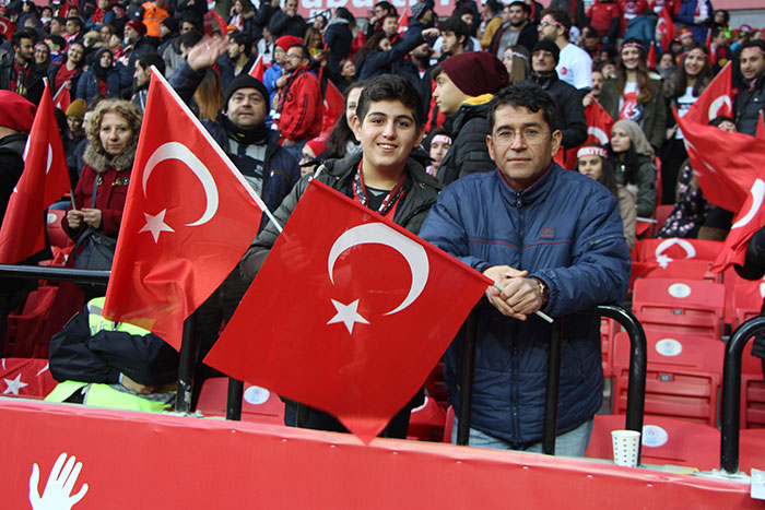 Eskişehir'de ilk kez bir milli maç oynayan A Milli Futbol Takım'ın Moldova ile karşılaştığı mücadelede taraftarlar Eskişehir Yeni Stadyumunu tıklım tıklım doldurdu. 