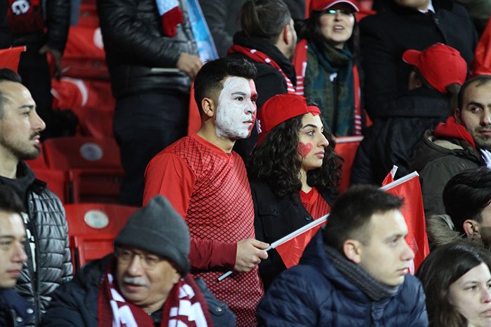 Eskişehir'de ilk kez bir milli maç oynayan A Milli Futbol Takım'ın Moldova ile karşılaştığı mücadelede taraftarlar Eskişehir Yeni Stadyumunu tıklım tıklım doldurdu. 