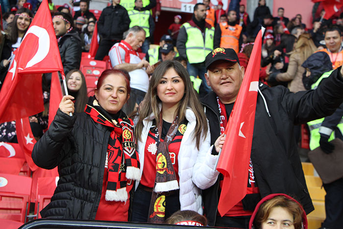 Eskişehir'de ilk kez bir milli maç oynayan A Milli Futbol Takım'ın Moldova ile karşılaştığı mücadelede taraftarlar Eskişehir Yeni Stadyumunu tıklım tıklım doldurdu. 