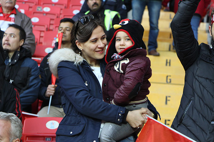 Eskişehir'de ilk kez bir milli maç oynayan A Milli Futbol Takım'ın Moldova ile karşılaştığı mücadelede taraftarlar Eskişehir Yeni Stadyumunu tıklım tıklım doldurdu. 