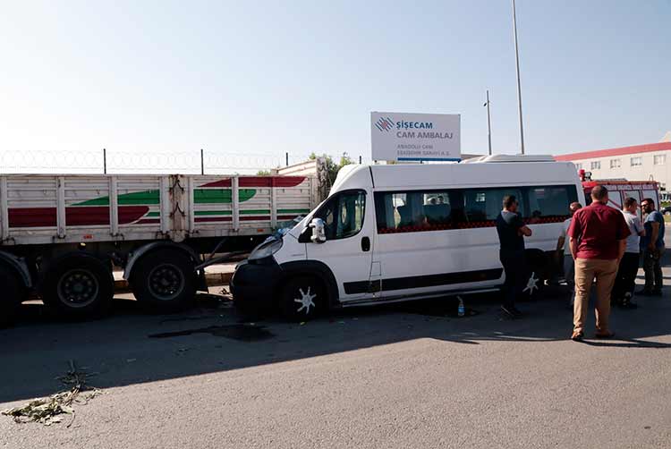 Eskişehir'de işçileri taşıyan servis minibüsünün park halindeki tıra arkadan çarpması sonucu 17 kişi yaralandı.