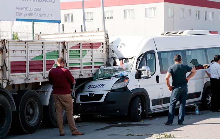 Eskişehir'de işçileri taşıyan servis minibüsünün park halindeki tıra arkadan çarpması sonucu 17 kişi yaralandı.