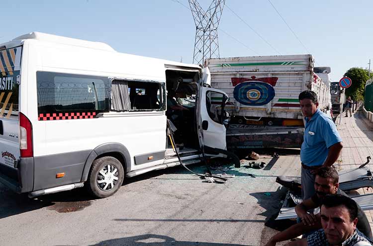 Eskişehir'de işçileri taşıyan servis minibüsünün park halindeki tıra arkadan çarpması sonucu 17 kişi yaralandı.