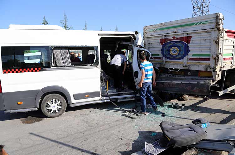 Eskişehir'de işçileri taşıyan servis minibüsünün park halindeki tıra arkadan çarpması sonucu 17 kişi yaralandı.