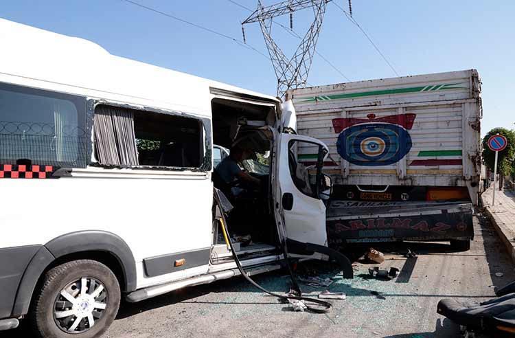 Eskişehir'de işçileri taşıyan servis minibüsünün park halindeki tıra arkadan çarpması sonucu 17 kişi yaralandı.