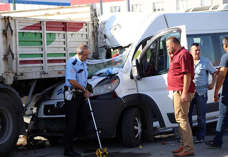 Eskişehir'de işçileri taşıyan servis minibüsünün park halindeki tıra arkadan çarpması sonucu 17 kişi yaralandı.