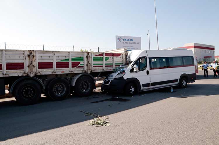 Eskişehir'de işçileri taşıyan servis minibüsünün park halindeki tıra arkadan çarpması sonucu 17 kişi yaralandı.