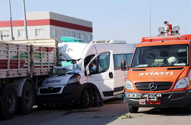 Eskişehir'de işçileri taşıyan servis minibüsünün park halindeki tıra arkadan çarpması sonucu 17 kişi yaralandı.