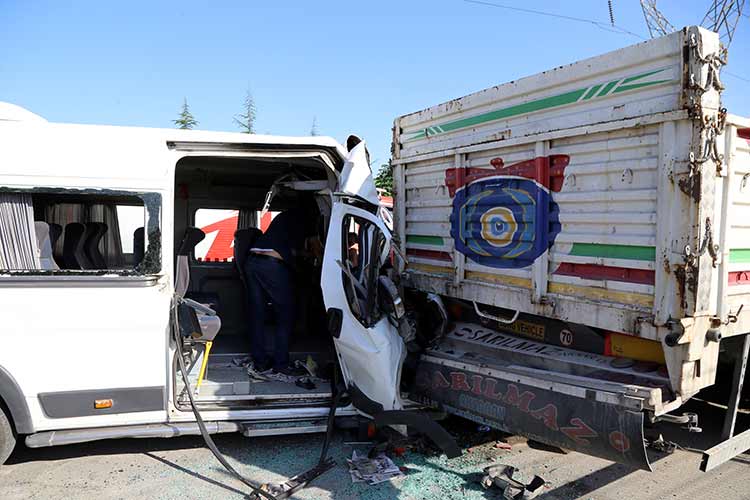 Eskişehir'de işçileri taşıyan servis minibüsünün park halindeki tıra arkadan çarpması sonucu 17 kişi yaralandı.