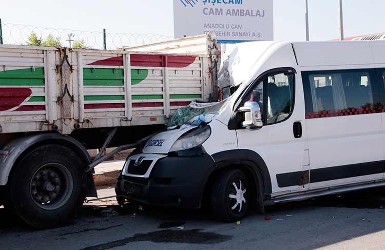 Eskişehir'de işçileri taşıyan servis minibüsünün park halindeki tıra arkadan çarpması sonucu 17 kişi yaralandı.