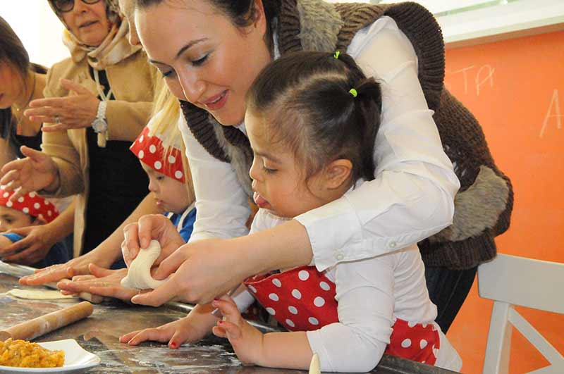 Ayten Usta Çocuk Akademisi’ne gelen özel eğitim çocukları, yaptıkları Haluje adı verilen Çerkez mantısı ile ünlü şeflere adeta meydan okudu. Çocuklar, mantıyı büyük beceri ile yaptılar, ardından afiyetle yediler.