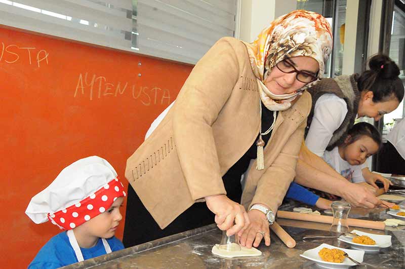 Ayten Usta Çocuk Akademisi’ne gelen özel eğitim çocukları, yaptıkları Haluje adı verilen Çerkez mantısı ile ünlü şeflere adeta meydan okudu. Çocuklar, mantıyı büyük beceri ile yaptılar, ardından afiyetle yediler.