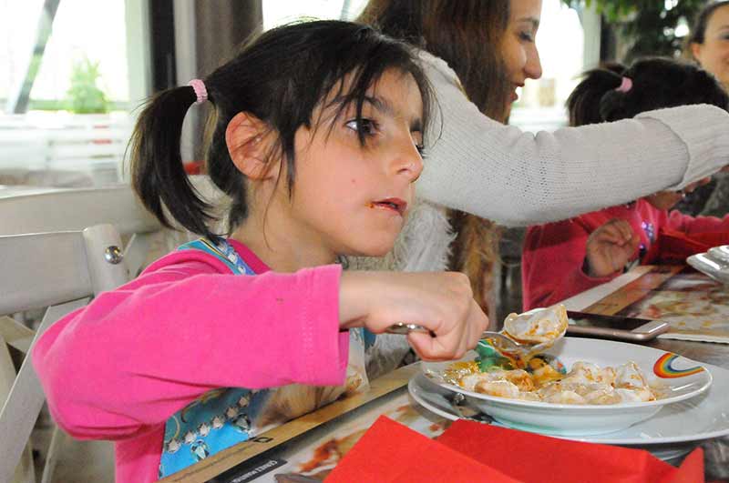 Ayten Usta Çocuk Akademisi’ne gelen özel eğitim çocukları, yaptıkları Haluje adı verilen Çerkez mantısı ile ünlü şeflere adeta meydan okudu. Çocuklar, mantıyı büyük beceri ile yaptılar, ardından afiyetle yediler.