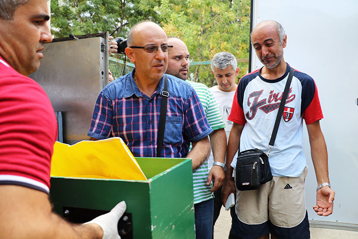 Antalya’nın Manavgat ilçesinde 5 yıldızlı bir otelin havuzunda boğulan 6 yaşındaki Yiğit Atakan Arı’nın cenazesi babası tarafından alındı.