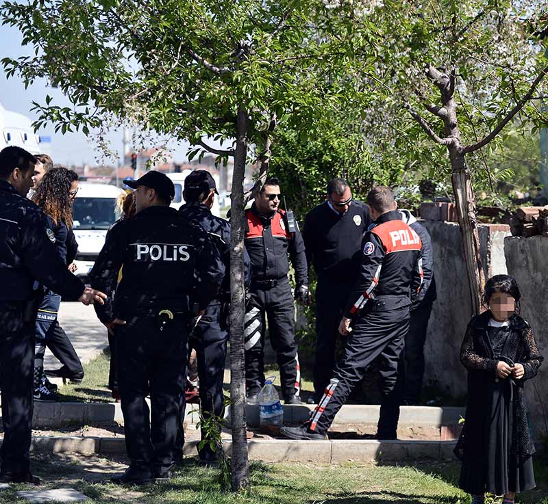 Eskişehir'de rahatsızlanan anne ve babaları için gözyaşı döken çocukları, polis ekibi meyve suyu ikram ederek sakinleştirmeye çalıştı.  