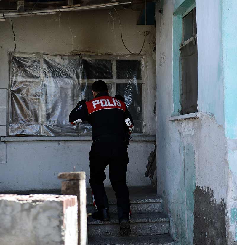 Eskişehir'de rahatsızlanan anne ve babaları için gözyaşı döken çocukları, polis ekibi meyve suyu ikram ederek sakinleştirmeye çalıştı.  