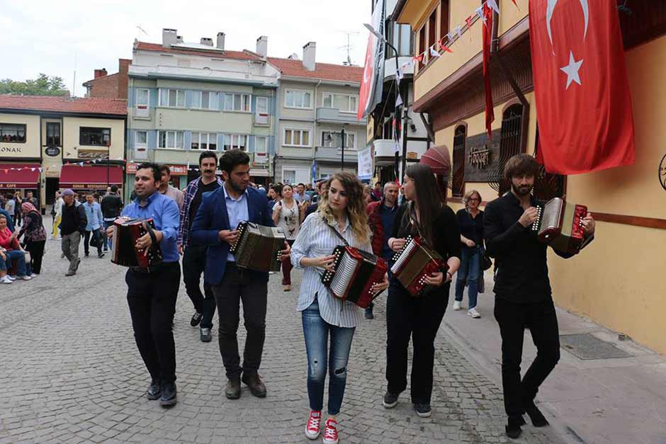 MIZIKALAR SUSMASIN DİYE TOPLANDILAR