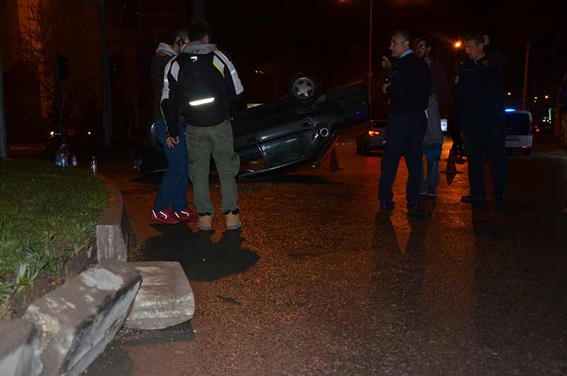 Eskişehir'de kayganlaşan yolun etkisiyle takla atan otomobilde bulunan 2 kişi, kazayı ufak sıyrıklarla atlattı. 