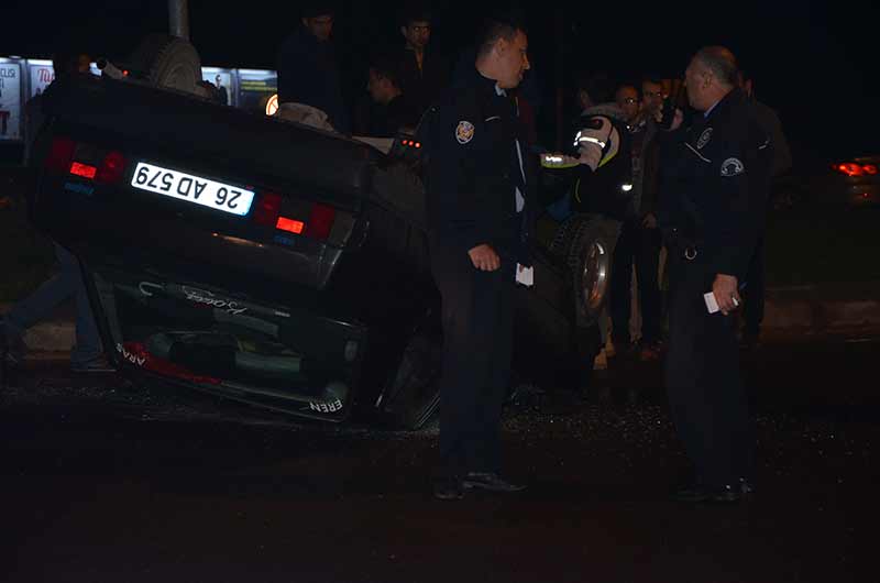 Eskişehir'de kayganlaşan yolun etkisiyle takla atan otomobilde bulunan 2 kişi, kazayı ufak sıyrıklarla atlattı. 