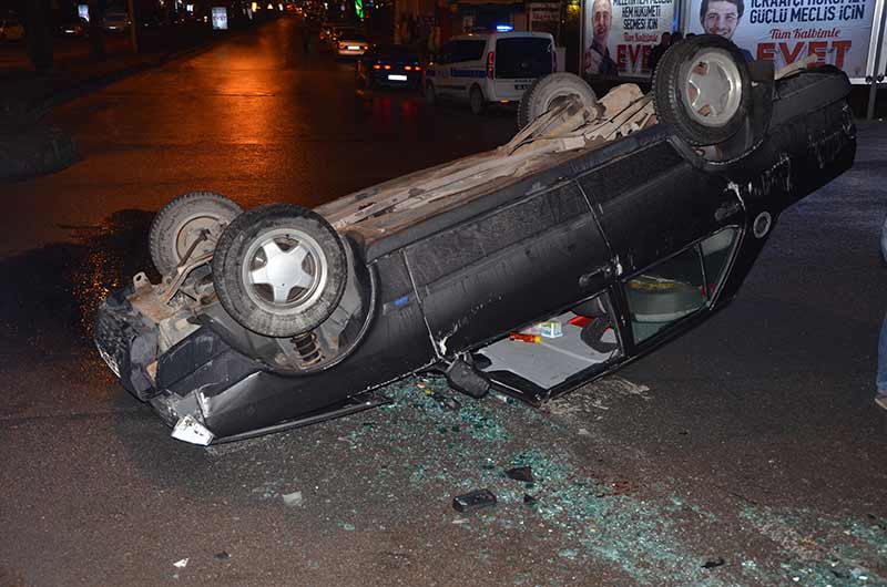 Eskişehir'de kayganlaşan yolun etkisiyle takla atan otomobilde bulunan 2 kişi, kazayı ufak sıyrıklarla atlattı. 