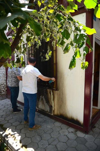 Eskişehir'de konteynerden yapılmış Mamure Mahalle Muhtarlığı binasının yakılmaya çalışıldığı iddia edildi.