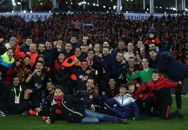 TFF 1. Lig’in 21. haftasında Eskişehirspor sahasında konuk ettiği Altınordu’yu 3-0 mağlup etti. Muhteşem bir performans sergileyen 'Bizim Çocuklar' yoğun kar yağışı ve soğuğa rağmen pes etmedi. Son dakikaya kadar mücadeleye devam eden Eskişehirsporlu futbolcular, bu galibiyeti alabilmek için ellerinden gelenin en iyisini yaptılar. İşte bu unutulmaz karşılaşmadan sizin için seçtiğimiz kareler...