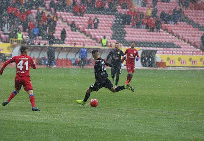 TFF 1. Lig’in 21. haftasında Eskişehirspor sahasında konuk ettiği Altınordu’yu 3-0 mağlup etti. Muhteşem bir performans sergileyen 'Bizim Çocuklar' yoğun kar yağışı ve soğuğa rağmen pes etmedi. Son dakikaya kadar mücadeleye devam eden Eskişehirsporlu futbolcular, bu galibiyeti alabilmek için ellerinden gelenin en iyisini yaptılar. İşte bu unutulmaz karşılaşmadan sizin için seçtiğimiz kareler...