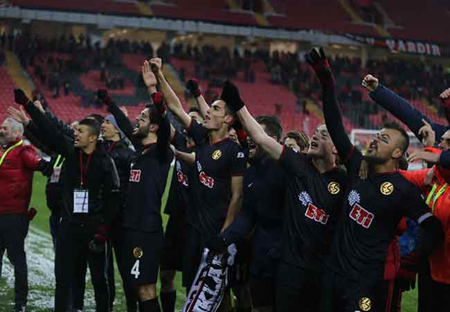 TFF 1. Lig’in 21. haftasında Eskişehirspor sahasında konuk ettiği Altınordu’yu 3-0 mağlup etti. Muhteşem bir performans sergileyen 'Bizim Çocuklar' yoğun kar yağışı ve soğuğa rağmen pes etmedi. Son dakikaya kadar mücadeleye devam eden Eskişehirsporlu futbolcular, bu galibiyeti alabilmek için ellerinden gelenin en iyisini yaptılar. İşte bu unutulmaz karşılaşmadan sizin için seçtiğimiz kareler...