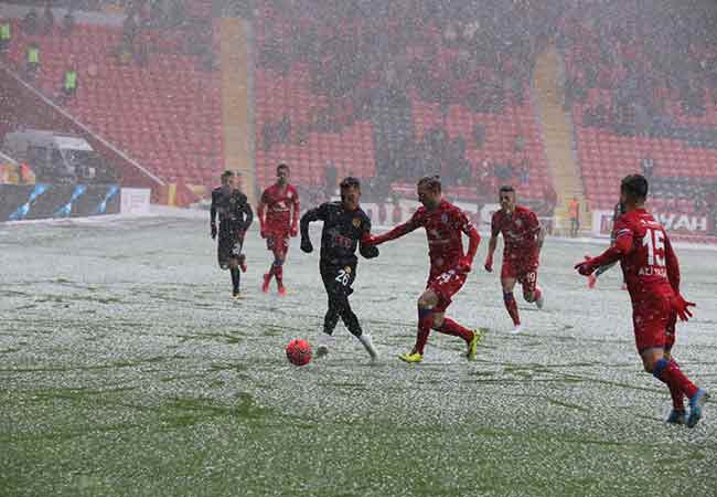 TFF 1. Lig’in 21. haftasında Eskişehirspor sahasında konuk ettiği Altınordu’yu 3-0 mağlup etti. Muhteşem bir performans sergileyen 'Bizim Çocuklar' yoğun kar yağışı ve soğuğa rağmen pes etmedi. Son dakikaya kadar mücadeleye devam eden Eskişehirsporlu futbolcular, bu galibiyeti alabilmek için ellerinden gelenin en iyisini yaptılar. İşte bu unutulmaz karşılaşmadan sizin için seçtiğimiz kareler...