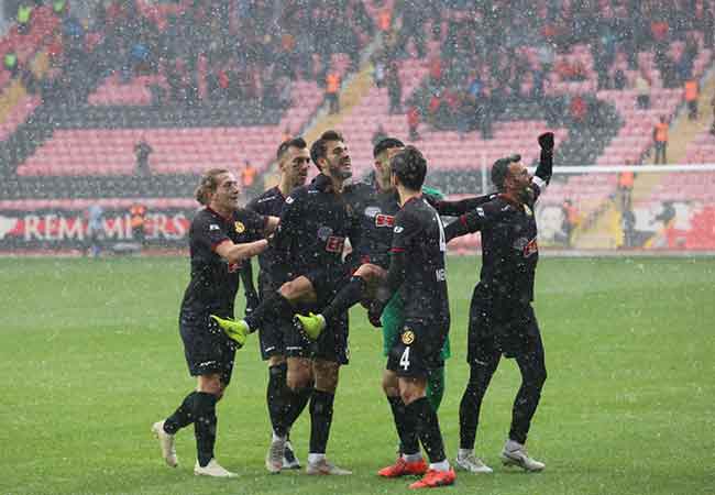 TFF 1. Lig’in 21. haftasında Eskişehirspor sahasında konuk ettiği Altınordu’yu 3-0 mağlup etti. Muhteşem bir performans sergileyen 'Bizim Çocuklar' yoğun kar yağışı ve soğuğa rağmen pes etmedi. Son dakikaya kadar mücadeleye devam eden Eskişehirsporlu futbolcular, bu galibiyeti alabilmek için ellerinden gelenin en iyisini yaptılar. İşte bu unutulmaz karşılaşmadan sizin için seçtiğimiz kareler...