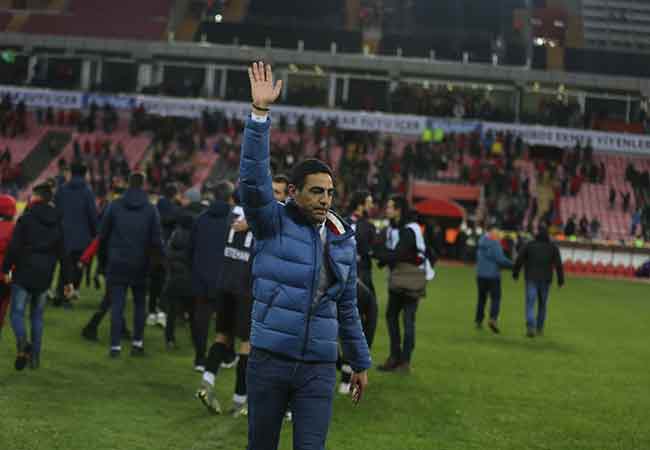 TFF 1. Lig’in 21. haftasında Eskişehirspor sahasında konuk ettiği Altınordu’yu 3-0 mağlup etti. Muhteşem bir performans sergileyen 'Bizim Çocuklar' yoğun kar yağışı ve soğuğa rağmen pes etmedi. Son dakikaya kadar mücadeleye devam eden Eskişehirsporlu futbolcular, bu galibiyeti alabilmek için ellerinden gelenin en iyisini yaptılar. İşte bu unutulmaz karşılaşmadan sizin için seçtiğimiz kareler...