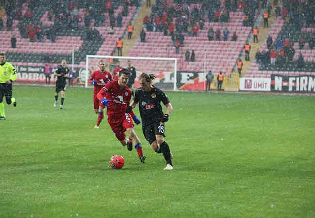 TFF 1. Lig’in 21. haftasında Eskişehirspor sahasında konuk ettiği Altınordu’yu 3-0 mağlup etti. Muhteşem bir performans sergileyen 'Bizim Çocuklar' yoğun kar yağışı ve soğuğa rağmen pes etmedi. Son dakikaya kadar mücadeleye devam eden Eskişehirsporlu futbolcular, bu galibiyeti alabilmek için ellerinden gelenin en iyisini yaptılar. İşte bu unutulmaz karşılaşmadan sizin için seçtiğimiz kareler...