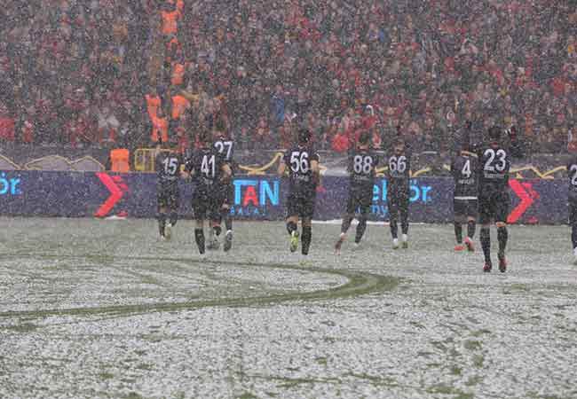 TFF 1. Lig’in 21. haftasında Eskişehirspor sahasında konuk ettiği Altınordu’yu 3-0 mağlup etti. Muhteşem bir performans sergileyen 'Bizim Çocuklar' yoğun kar yağışı ve soğuğa rağmen pes etmedi. Son dakikaya kadar mücadeleye devam eden Eskişehirsporlu futbolcular, bu galibiyeti alabilmek için ellerinden gelenin en iyisini yaptılar. İşte bu unutulmaz karşılaşmadan sizin için seçtiğimiz kareler...