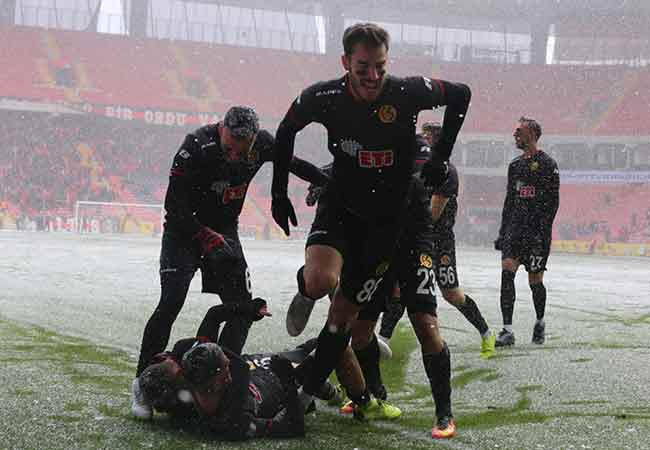 TFF 1. Lig’in 21. haftasında Eskişehirspor sahasında konuk ettiği Altınordu’yu 3-0 mağlup etti. Muhteşem bir performans sergileyen 'Bizim Çocuklar' yoğun kar yağışı ve soğuğa rağmen pes etmedi. Son dakikaya kadar mücadeleye devam eden Eskişehirsporlu futbolcular, bu galibiyeti alabilmek için ellerinden gelenin en iyisini yaptılar. İşte bu unutulmaz karşılaşmadan sizin için seçtiğimiz kareler...