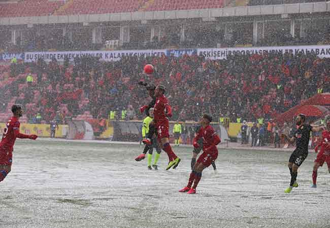 TFF 1. Lig’in 21. haftasında Eskişehirspor sahasında konuk ettiği Altınordu’yu 3-0 mağlup etti. Muhteşem bir performans sergileyen 'Bizim Çocuklar' yoğun kar yağışı ve soğuğa rağmen pes etmedi. Son dakikaya kadar mücadeleye devam eden Eskişehirsporlu futbolcular, bu galibiyeti alabilmek için ellerinden gelenin en iyisini yaptılar. İşte bu unutulmaz karşılaşmadan sizin için seçtiğimiz kareler...