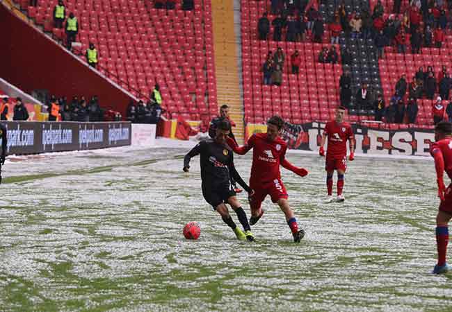 TFF 1. Lig’in 21. haftasında Eskişehirspor sahasında konuk ettiği Altınordu’yu 3-0 mağlup etti. Muhteşem bir performans sergileyen 'Bizim Çocuklar' yoğun kar yağışı ve soğuğa rağmen pes etmedi. Son dakikaya kadar mücadeleye devam eden Eskişehirsporlu futbolcular, bu galibiyeti alabilmek için ellerinden gelenin en iyisini yaptılar. İşte bu unutulmaz karşılaşmadan sizin için seçtiğimiz kareler...