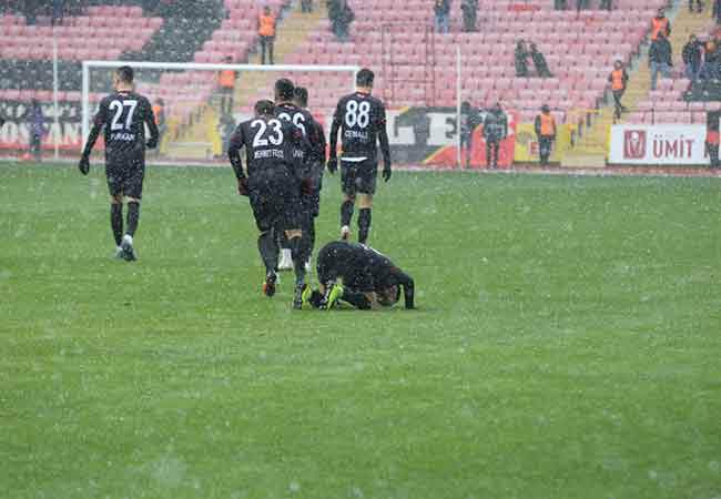 TFF 1. Lig’in 21. haftasında Eskişehirspor sahasında konuk ettiği Altınordu’yu 3-0 mağlup etti. Muhteşem bir performans sergileyen 'Bizim Çocuklar' yoğun kar yağışı ve soğuğa rağmen pes etmedi. Son dakikaya kadar mücadeleye devam eden Eskişehirsporlu futbolcular, bu galibiyeti alabilmek için ellerinden gelenin en iyisini yaptılar. İşte bu unutulmaz karşılaşmadan sizin için seçtiğimiz kareler...