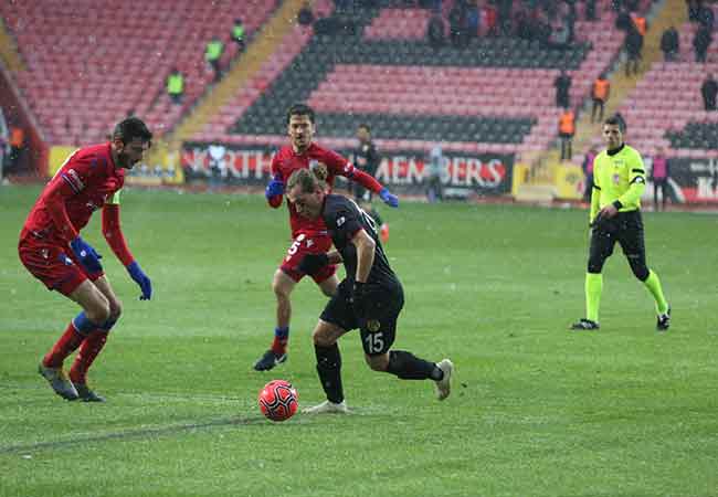 TFF 1. Lig’in 21. haftasında Eskişehirspor sahasında konuk ettiği Altınordu’yu 3-0 mağlup etti. Muhteşem bir performans sergileyen 'Bizim Çocuklar' yoğun kar yağışı ve soğuğa rağmen pes etmedi. Son dakikaya kadar mücadeleye devam eden Eskişehirsporlu futbolcular, bu galibiyeti alabilmek için ellerinden gelenin en iyisini yaptılar. İşte bu unutulmaz karşılaşmadan sizin için seçtiğimiz kareler...