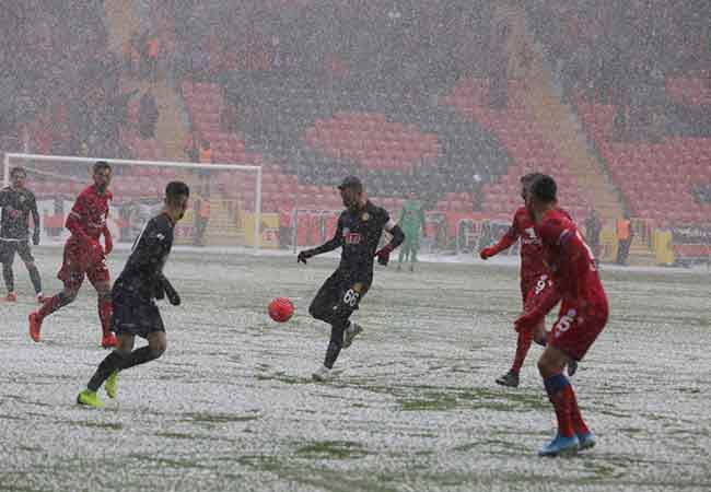 TFF 1. Lig’in 21. haftasında Eskişehirspor sahasında konuk ettiği Altınordu’yu 3-0 mağlup etti. Muhteşem bir performans sergileyen 'Bizim Çocuklar' yoğun kar yağışı ve soğuğa rağmen pes etmedi. Son dakikaya kadar mücadeleye devam eden Eskişehirsporlu futbolcular, bu galibiyeti alabilmek için ellerinden gelenin en iyisini yaptılar. İşte bu unutulmaz karşılaşmadan sizin için seçtiğimiz kareler...