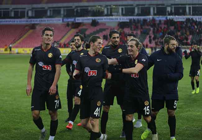 TFF 1. Lig’in 21. haftasında Eskişehirspor sahasında konuk ettiği Altınordu’yu 3-0 mağlup etti. Muhteşem bir performans sergileyen 'Bizim Çocuklar' yoğun kar yağışı ve soğuğa rağmen pes etmedi. Son dakikaya kadar mücadeleye devam eden Eskişehirsporlu futbolcular, bu galibiyeti alabilmek için ellerinden gelenin en iyisini yaptılar. İşte bu unutulmaz karşılaşmadan sizin için seçtiğimiz kareler...