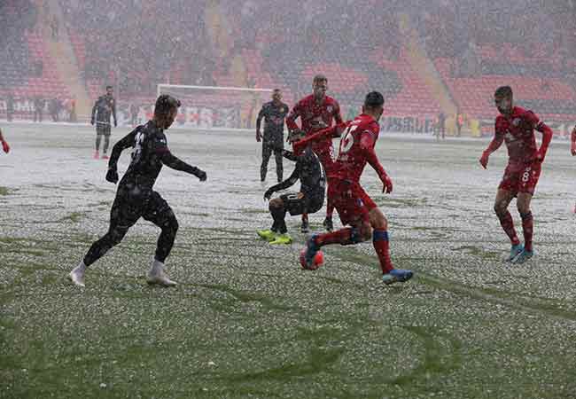 TFF 1. Lig’in 21. haftasında Eskişehirspor sahasında konuk ettiği Altınordu’yu 3-0 mağlup etti. Muhteşem bir performans sergileyen 'Bizim Çocuklar' yoğun kar yağışı ve soğuğa rağmen pes etmedi. Son dakikaya kadar mücadeleye devam eden Eskişehirsporlu futbolcular, bu galibiyeti alabilmek için ellerinden gelenin en iyisini yaptılar. İşte bu unutulmaz karşılaşmadan sizin için seçtiğimiz kareler...